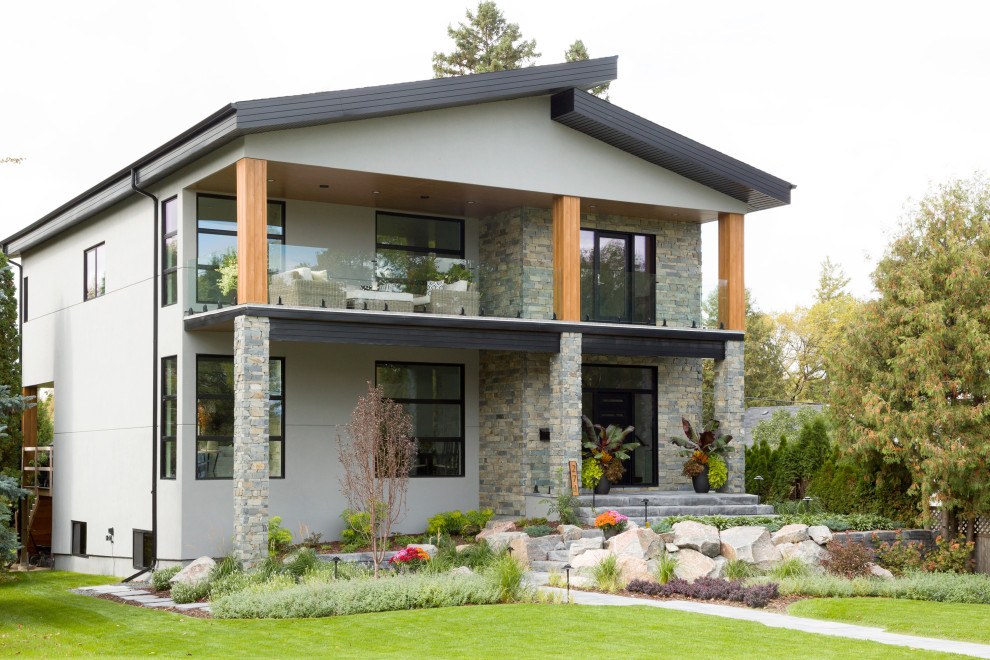 Inspiration for a mid-sized transitional exterior in Other.