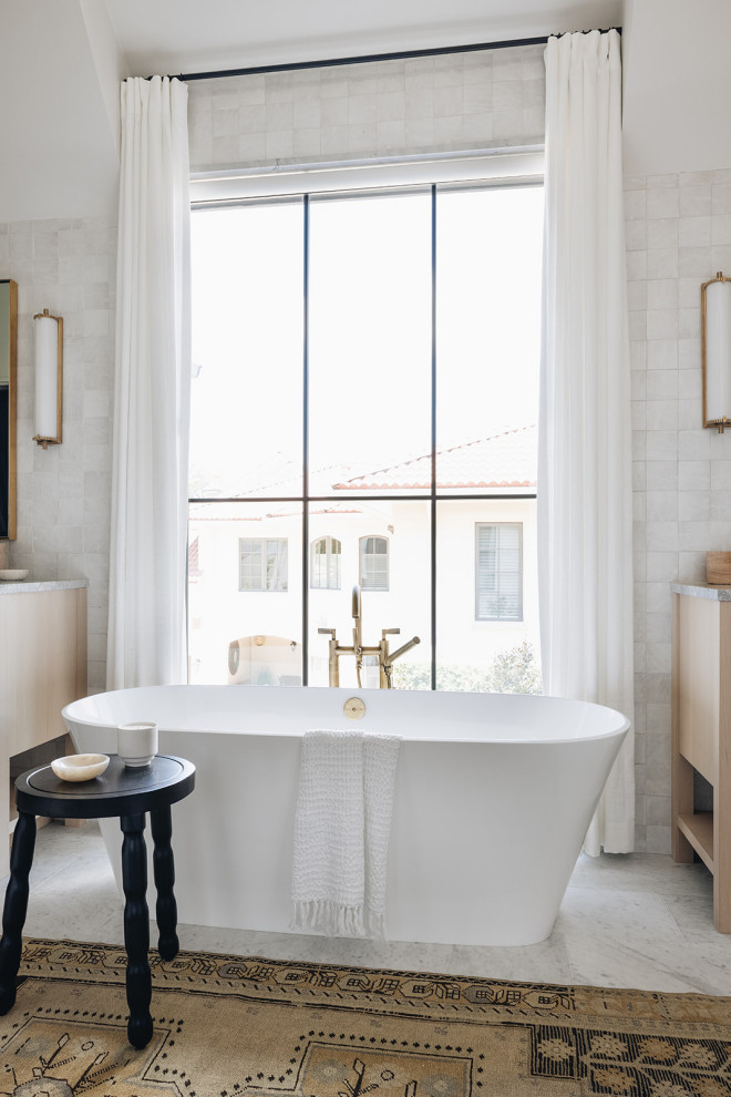 Example of a transitional bathroom design in Chicago