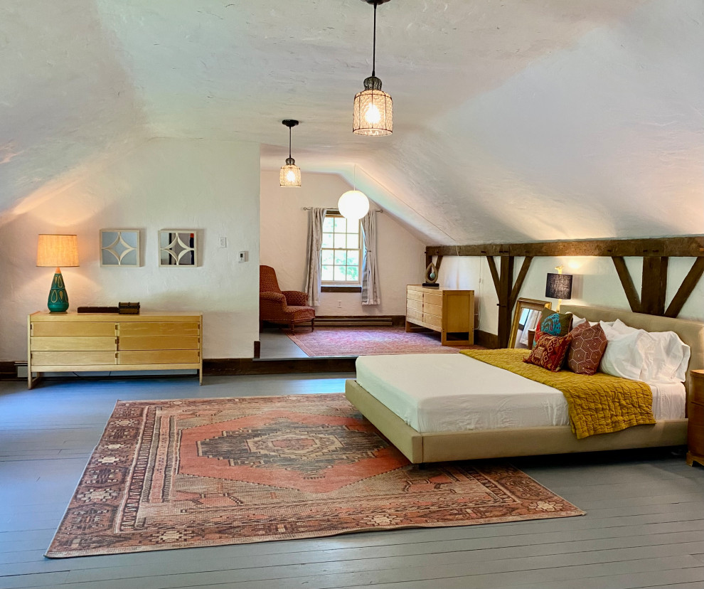 Foto di una grande camera da letto stile loft bohémian con pareti bianche, pavimento in legno verniciato, pavimento grigio e soffitto a volta