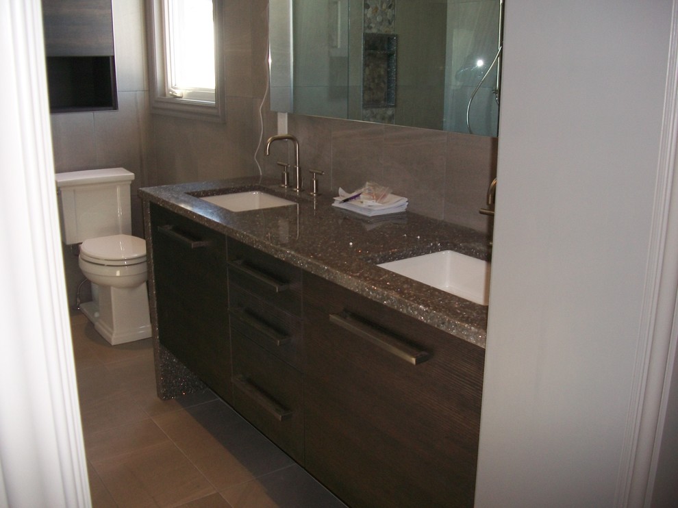 Transitional home design photo in Toronto