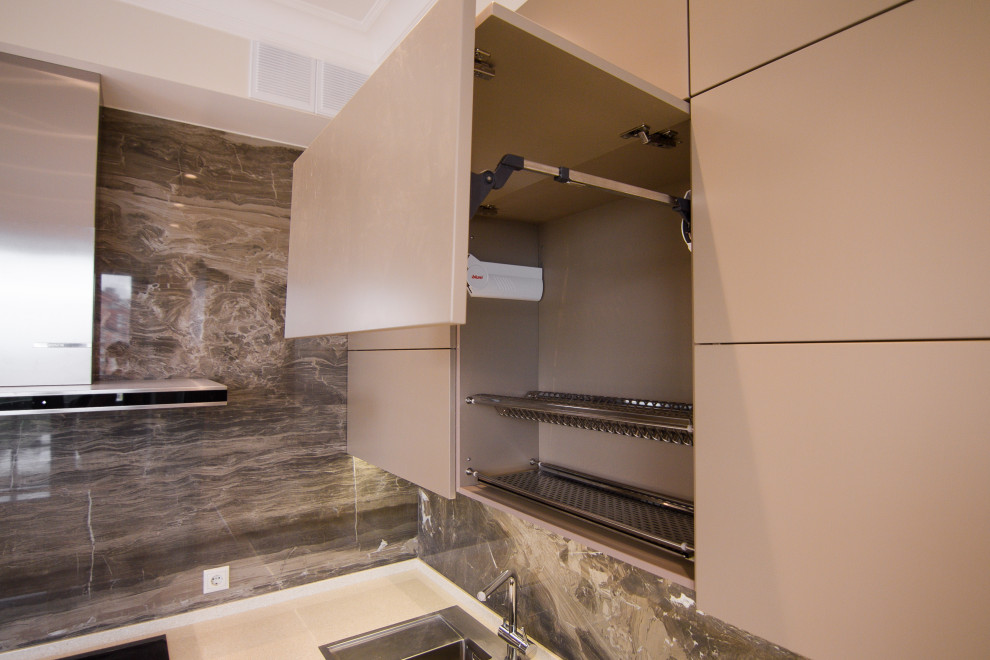 Бело-серая кухня в современном стиле