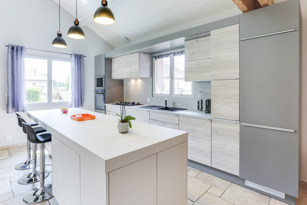 Cette photo montre une grande cuisine ouverte linéaire et grise et blanche moderne avec des portes de placard grises, un plan de travail en stratifié, un sol en carrelage de céramique, îlot, un sol beige et un plafond en lambris de bois.