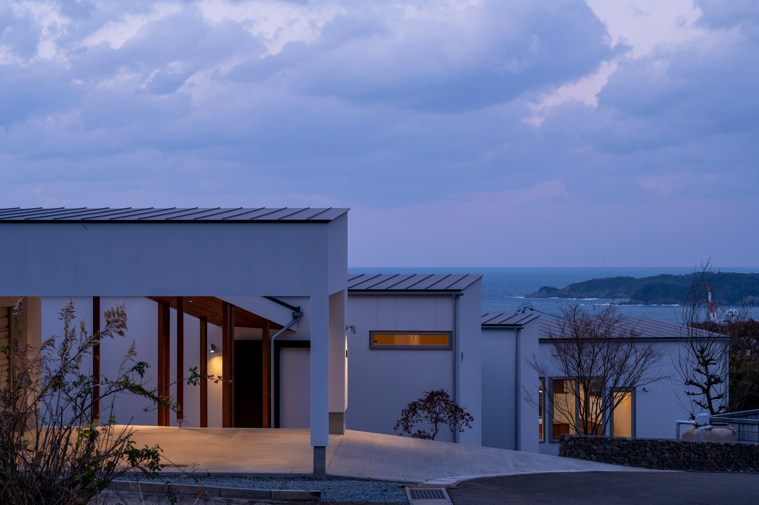 R+house｜Sitting on the mountain and looking at the sea.