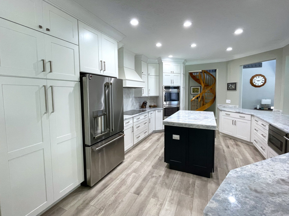 Foto di una cucina chic di medie dimensioni con ante in stile shaker, ante bianche, paraspruzzi bianco, paraspruzzi con piastrelle di cemento, elettrodomestici in acciaio inossidabile e top blu