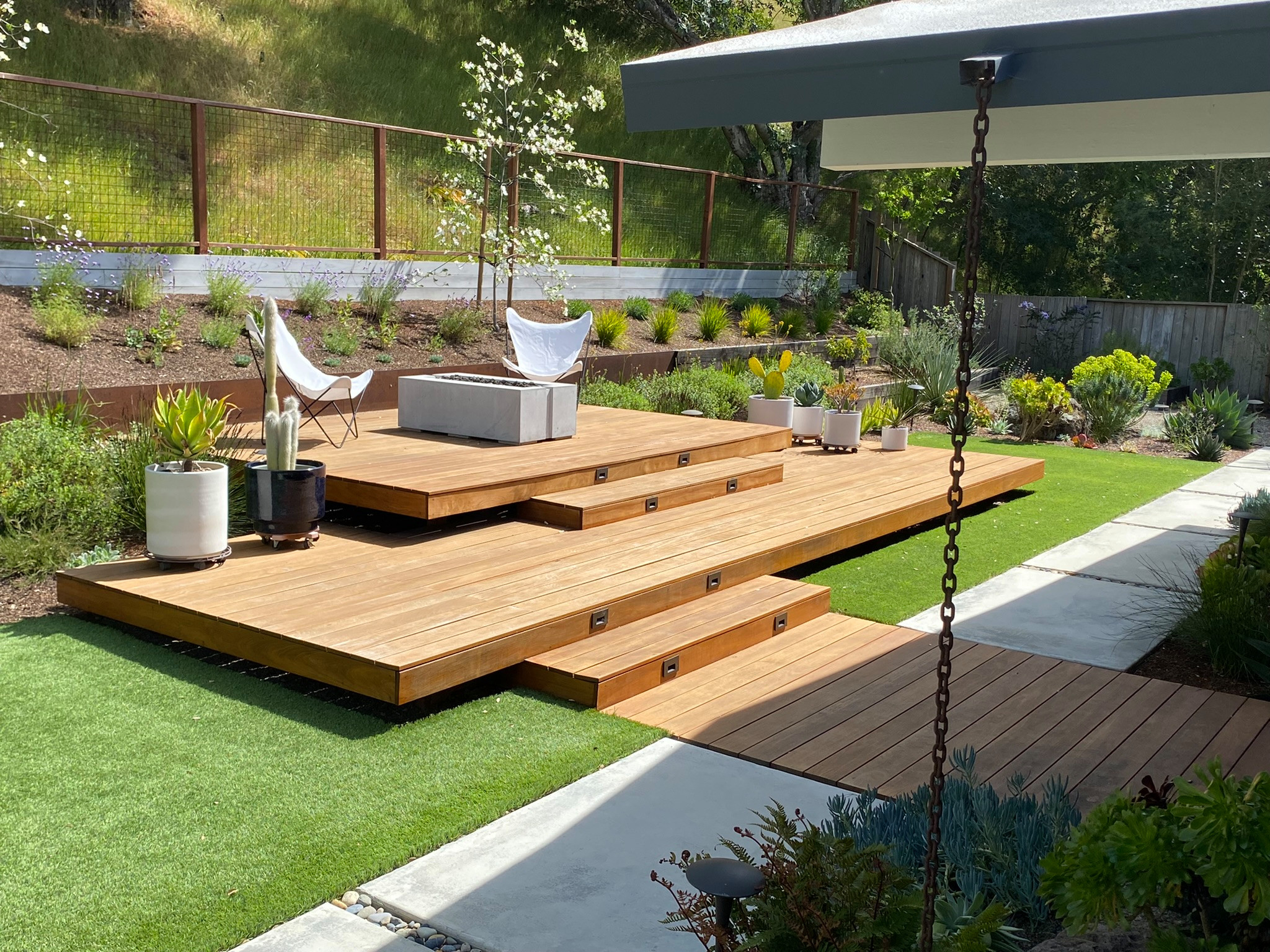 Contemporary Eichler Backyard with Floating Deck