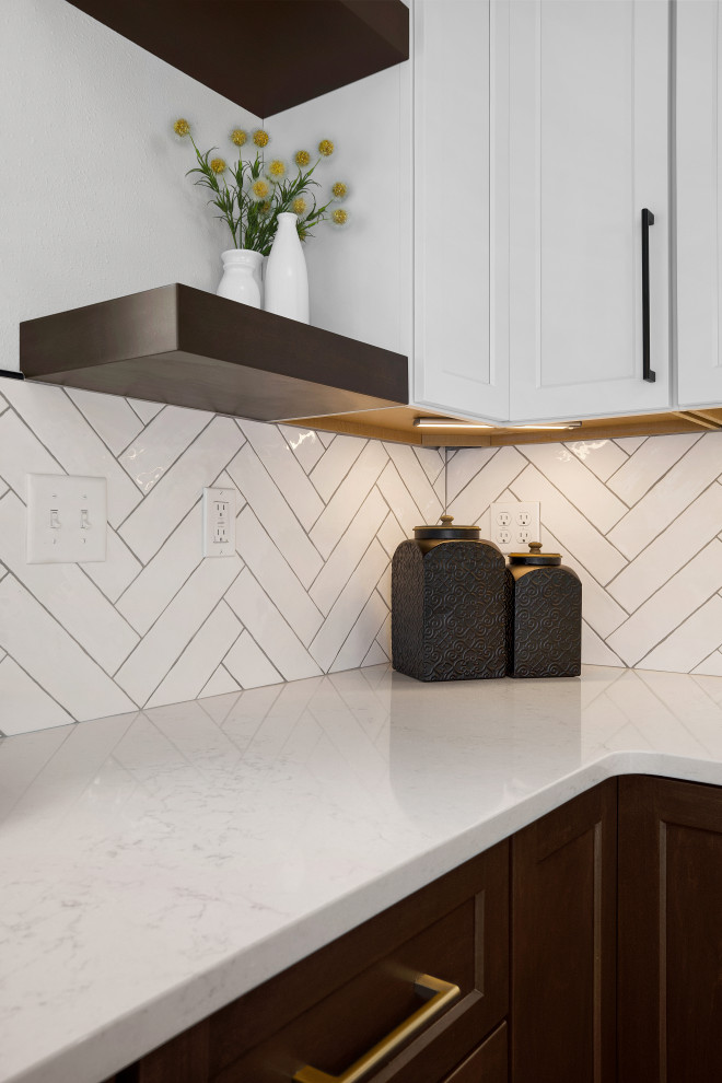 Example of a transitional home design design in Cedar Rapids