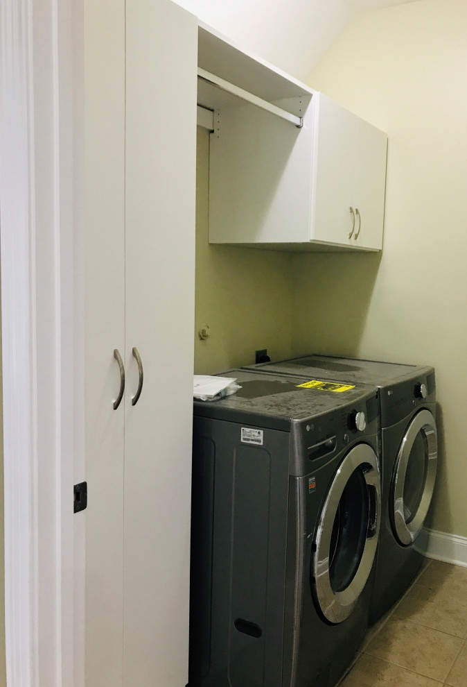 Inspiration for a mid-sized laundry room in Other.