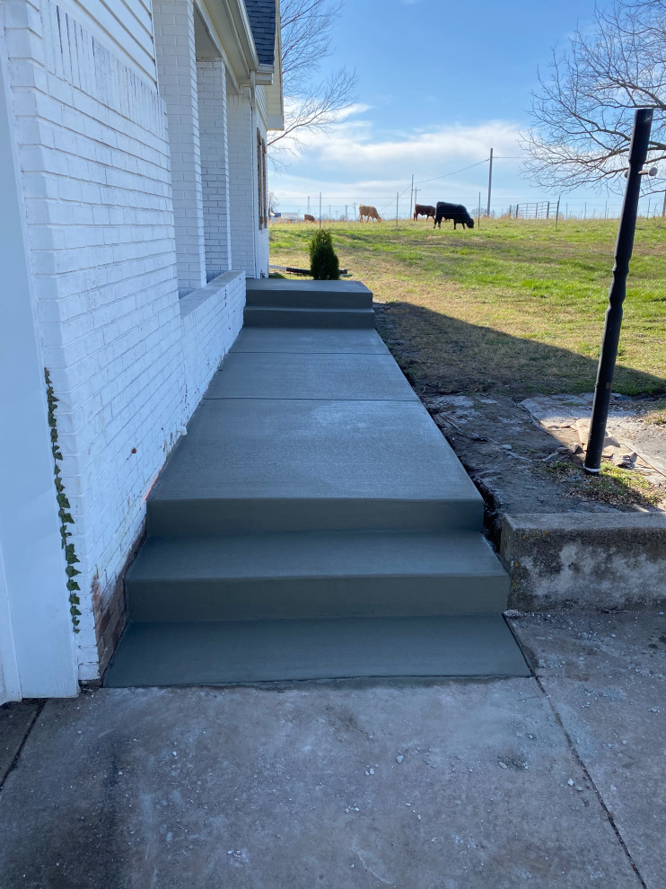 Photo of a mid-sized full sun front yard walkway.