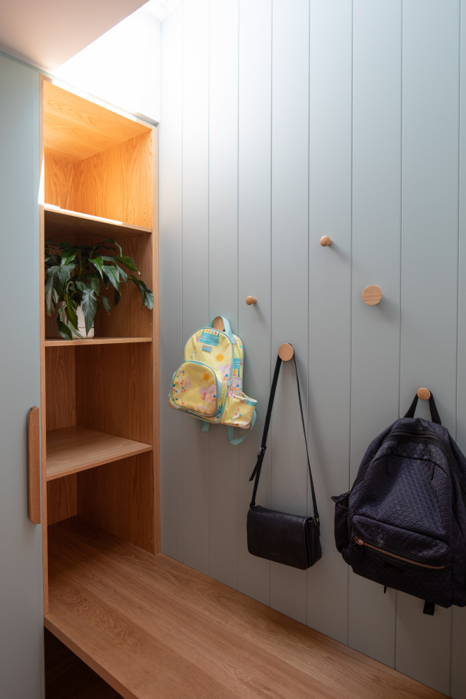 Large modern entryway in Canberra - Queanbeyan.