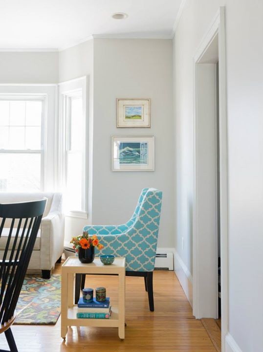 Example of a transitional home design design in Boston