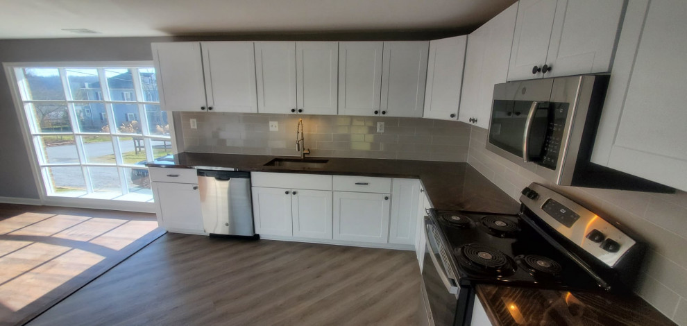 Kitchen - transitional kitchen idea in DC Metro