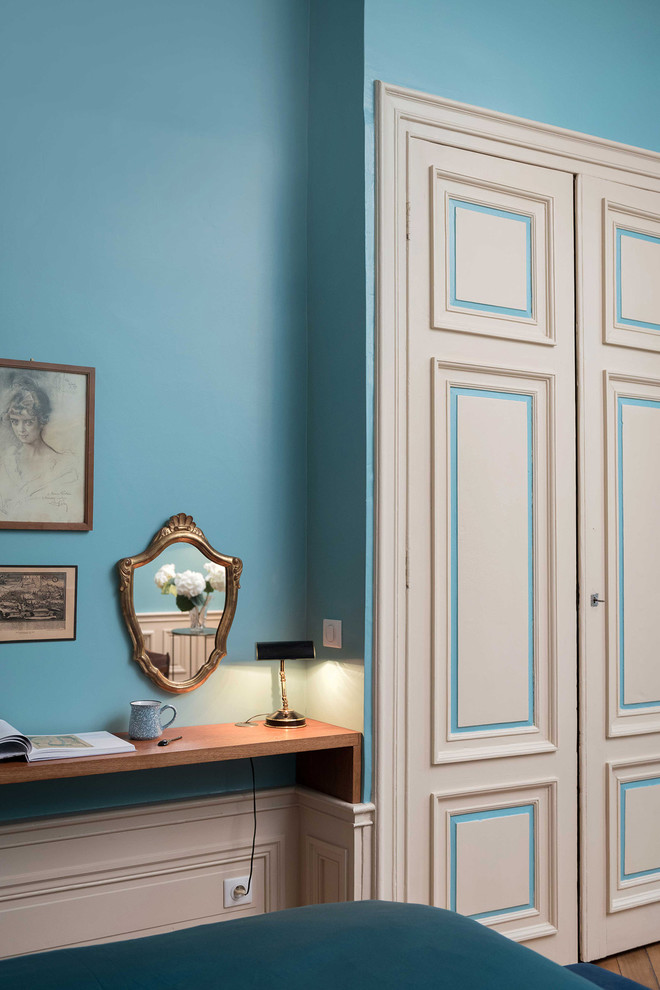 Inspiration for a mid-sized traditional guest bedroom in Lyon with blue walls, light hardwood floors and beige floor.