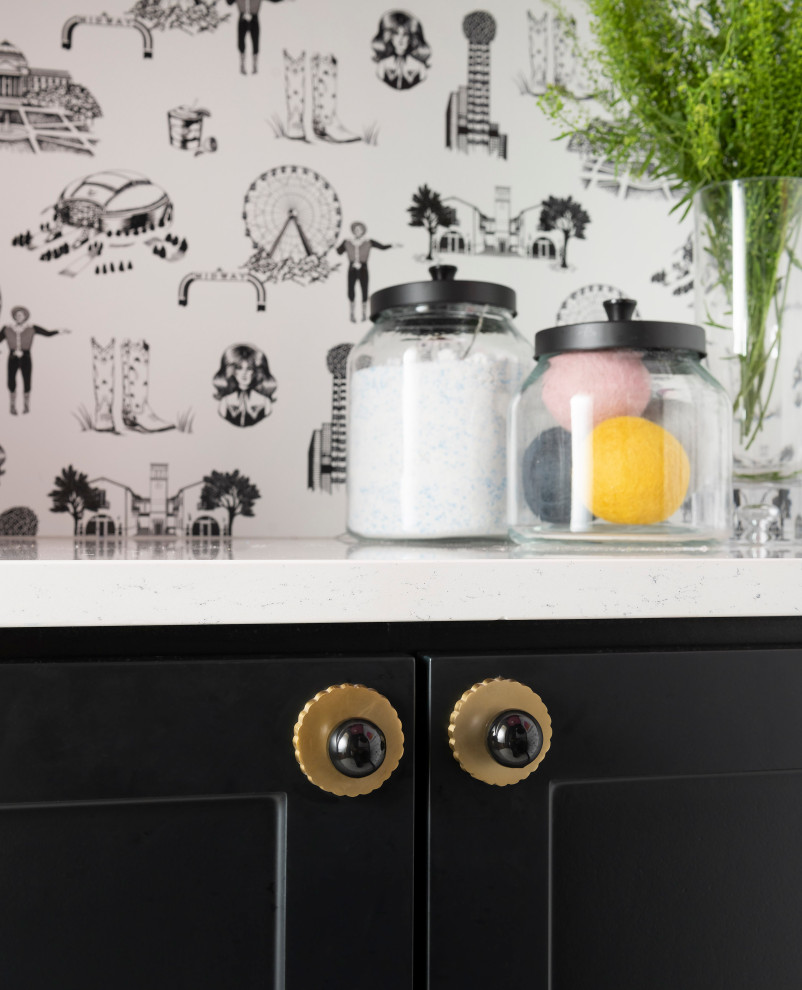 ダラスにあるミッドセンチュリースタイルのおしゃれな洗濯室 (黒いキャビネット、マルチカラーの壁、白いキッチンカウンター、壁紙) の写真