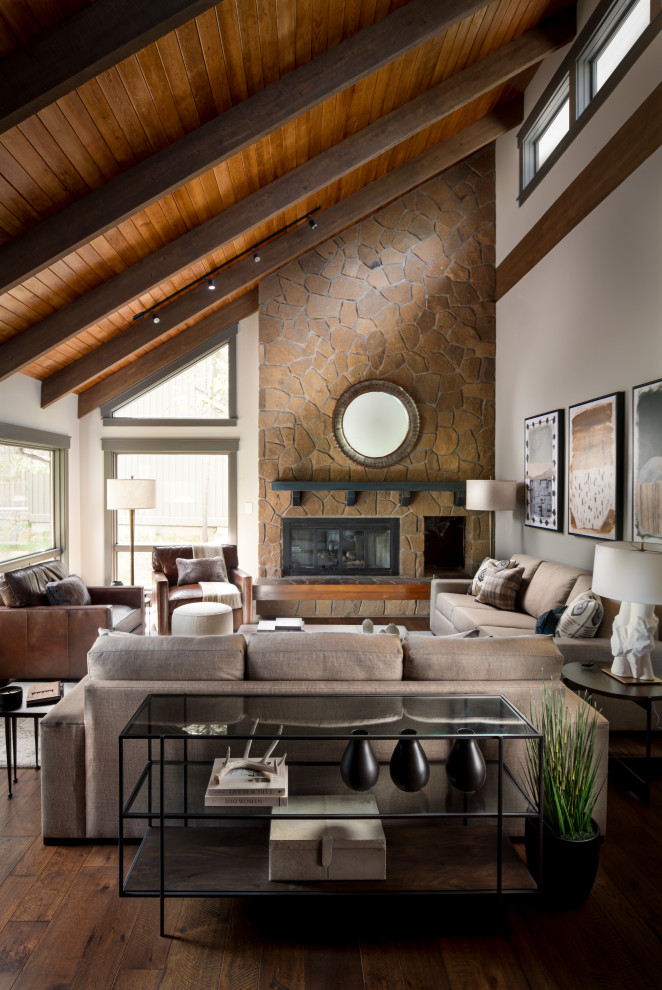 Großes, Offenes Klassisches Wohnzimmer mit braunem Holzboden, Kamin, Kaminumrandung aus Stein und gewölbter Decke in Portland