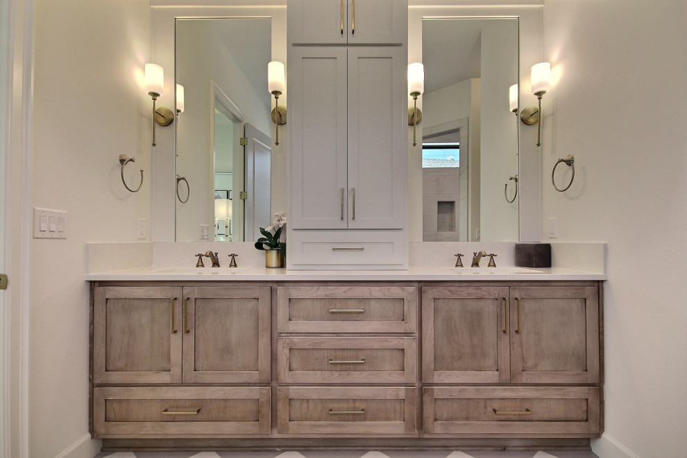 Esempio di una grande stanza da bagno country con lavabo sottopiano, top in quarzo composito, top bianco e due lavabi