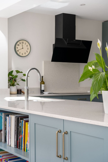 Aldana Kitchen in Light Teal by Kitchen Ergonomics maritimt-koekken