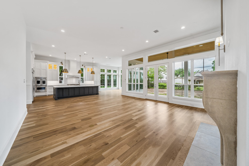 Example of a transitional home design design in Houston