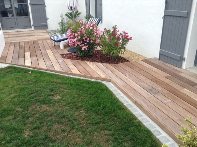 Inspiration for a contemporary patio in Nantes with decking.
