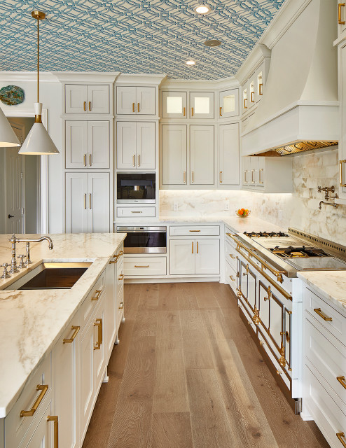Transitional Luxury Residence klassisch-modern-kueche