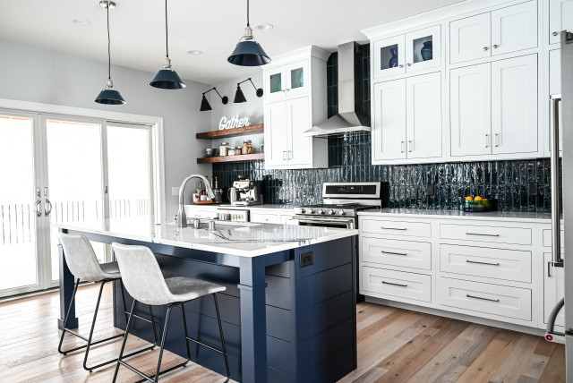Navy & White Farmhouse Kitchen country-cucina