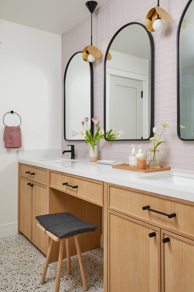 Стильный дизайн: детская ванная комната среднего размера в скандинавском стиле с фасадами в стиле шейкер, светлыми деревянными фасадами, ванной в нише, душем над ванной, розовой плиткой, стеклянной плиткой, белыми стенами, полом из терраццо, врезной раковиной, столешницей из искусственного кварца, белым полом, душем с распашными дверями, белой столешницей, нишей, тумбой под две раковины и встроенной тумбой - последний тренд