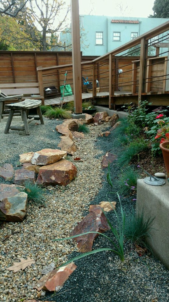 Small contemporary backyard full sun xeriscape in San Francisco with a water feature and natural stone pavers.