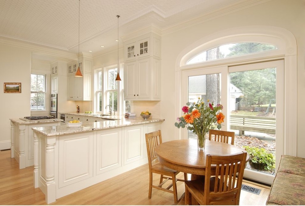 Design ideas for a traditional l-shaped eat-in kitchen in Boston.