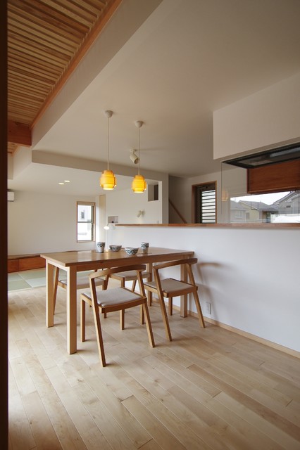 畳リビングでほっこりくつろぐ家 moderno-comedor