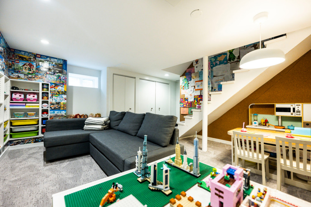 Cette photo montre un petit sous-sol moderne enterré avec salle de jeu, un mur multicolore, moquette, aucune cheminée, un sol gris et du papier peint.
