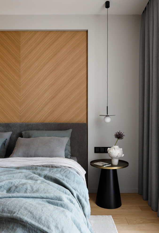 Mittelgroßes Modernes Schlafzimmer mit grauer Wandfarbe, braunem Holzboden und braunem Boden in Sankt Petersburg