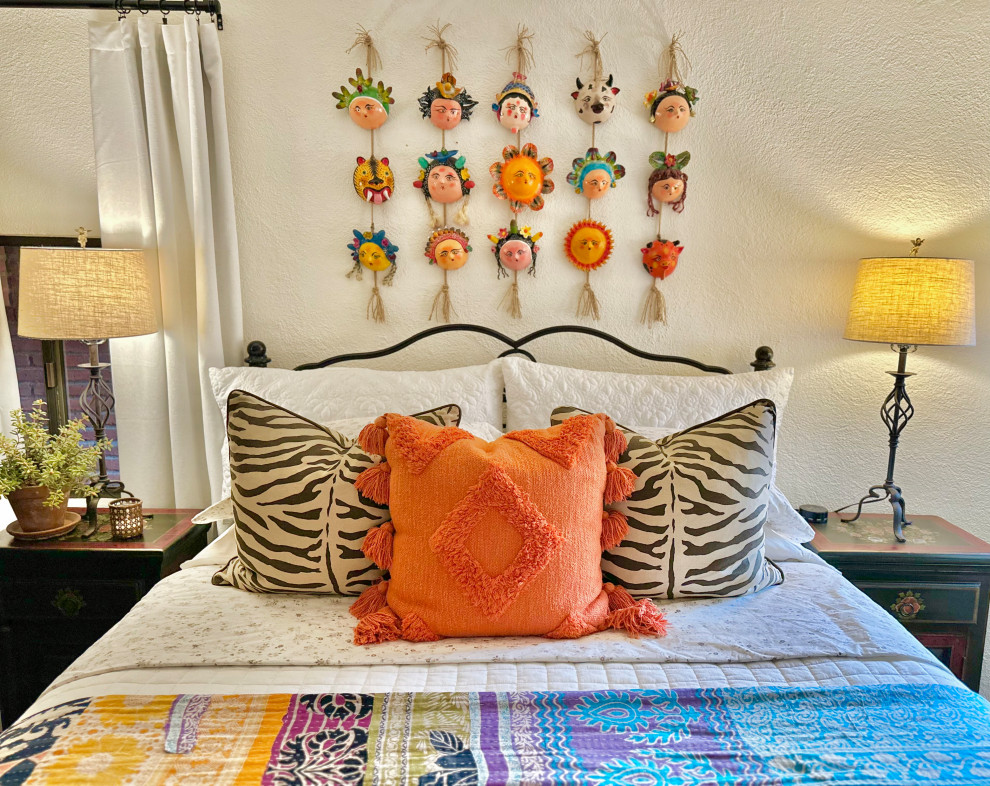 На фото: маленькая гостевая спальня (комната для гостей) в средиземноморском стиле с полом из терракотовой плитки и коричневым полом для на участке и в саду с
