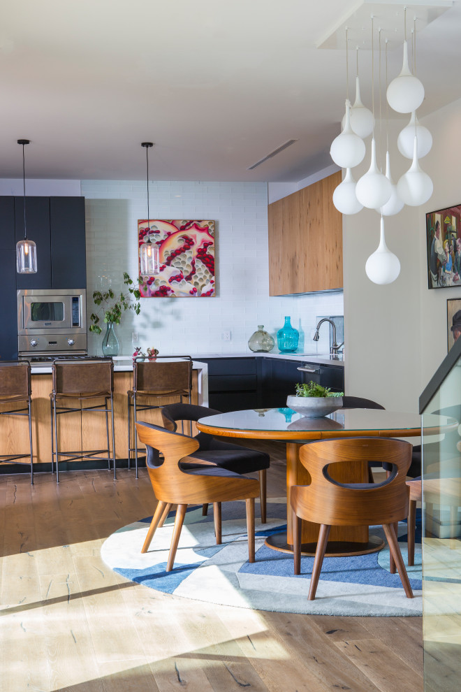 Mittelgroße Moderne Wohnküche mit weißer Wandfarbe, braunem Holzboden und beigem Boden in San Francisco