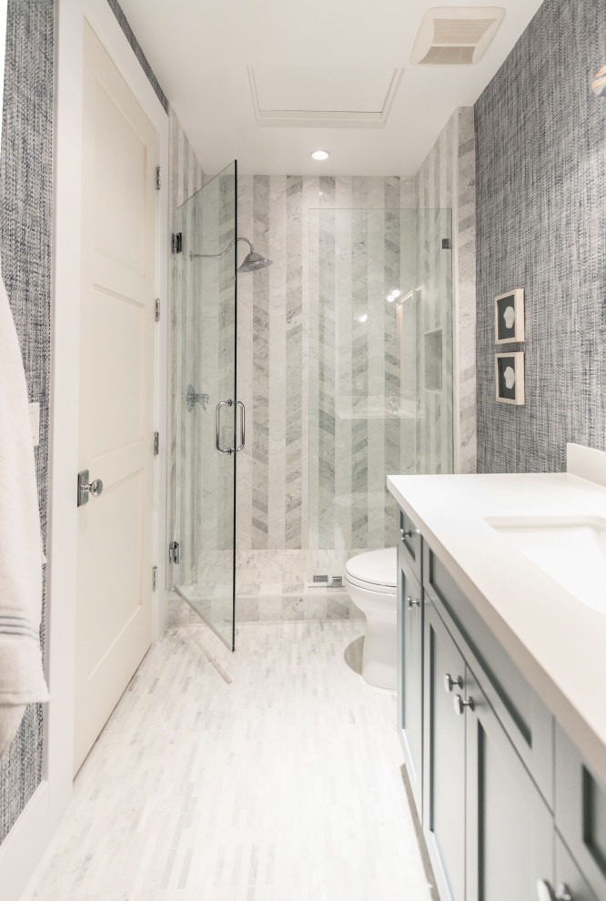 Ejemplo de cuarto de baño doble costero de tamaño medio con puertas de armario azules, suelo con mosaicos de baldosas y machihembrado