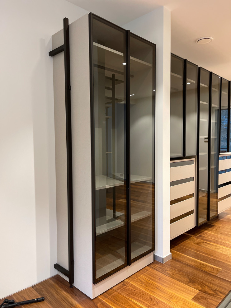 Распашной шкаф с системой RPE raumplus и Гардеробная система UNO raumplus