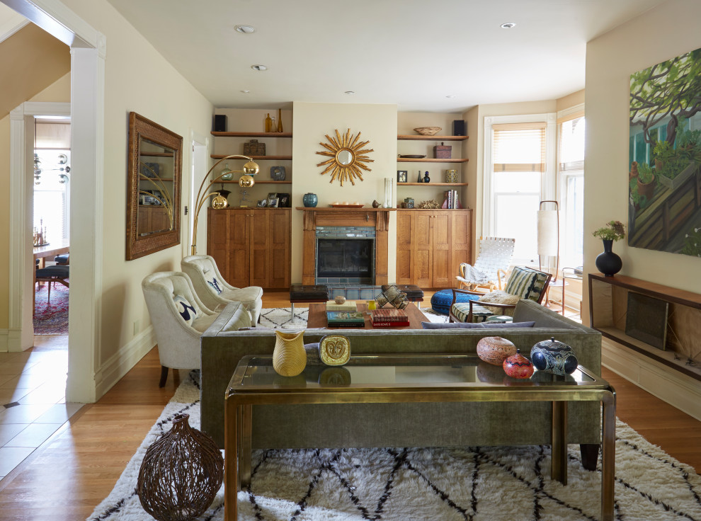 Example of a transitional home design design in Chicago