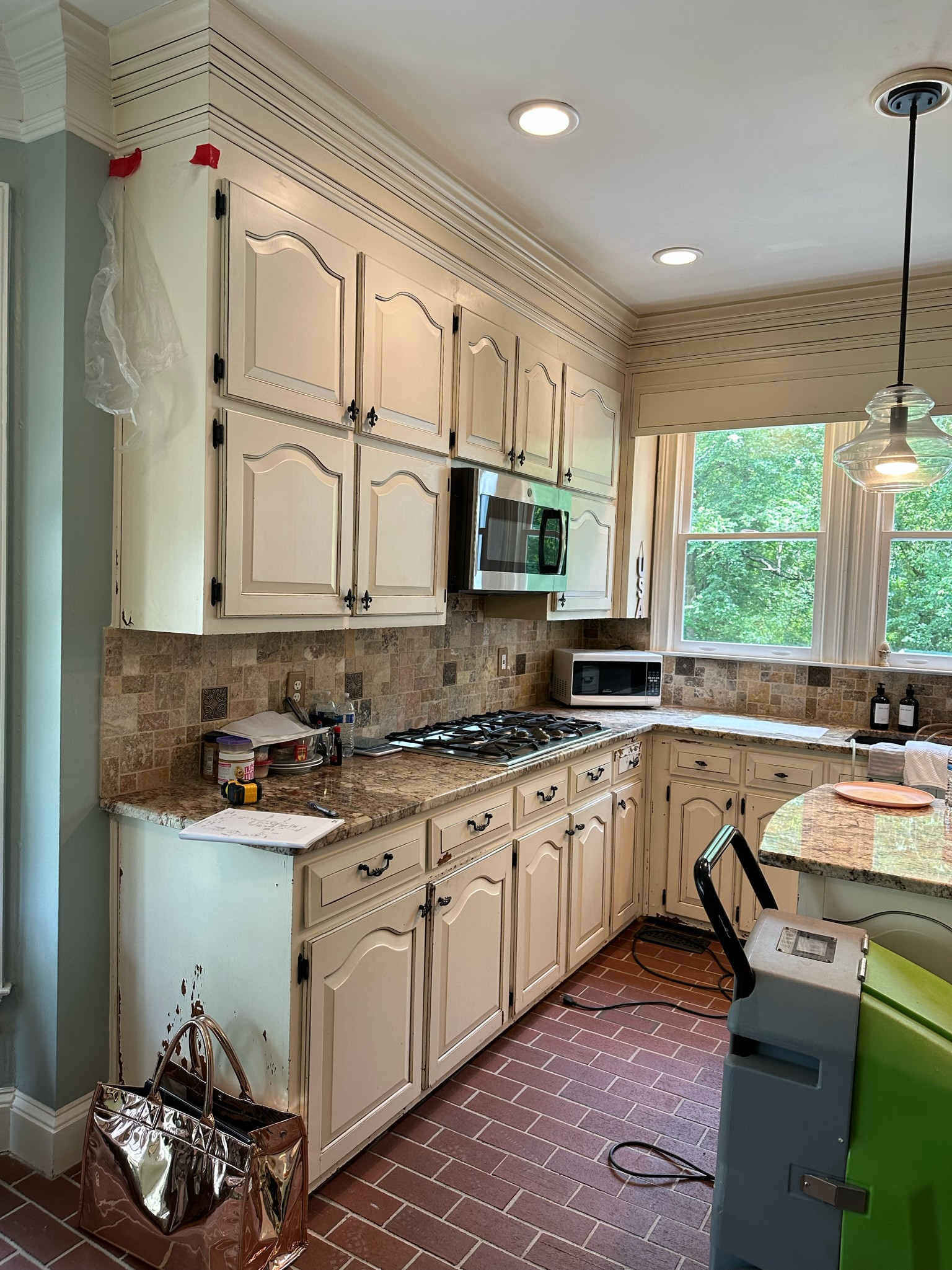 PEACHTREE CITY Clean and Modern Kitchen