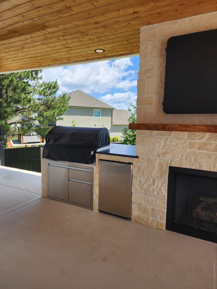 Outdoor Kitchen and Covered Patio