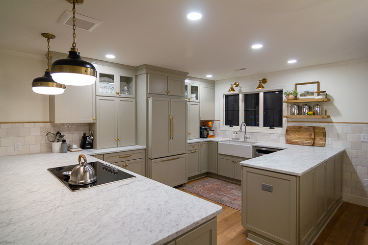 Foto de cocina comedor actual de tamaño medio con encimera de mármol y electrodomésticos con paneles