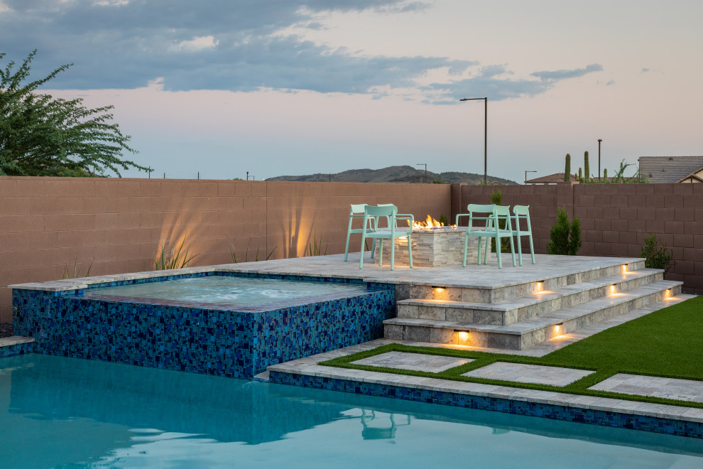 Mittelgroßer Retro Pool hinter dem Haus in rechteckiger Form mit Natursteinplatten in Phoenix