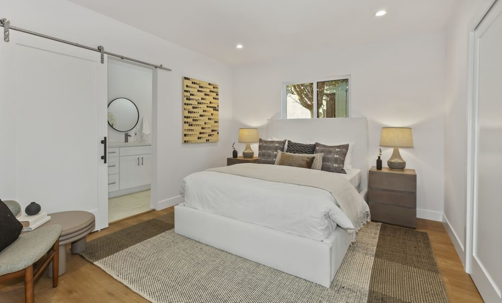 ロサンゼルスにあるカントリー風のおしゃれな寝室 (白い壁、無垢フローリング、茶色い床)