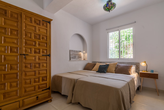Home Staging integral en villa de alquiler vacacional mediterranean-bedroom