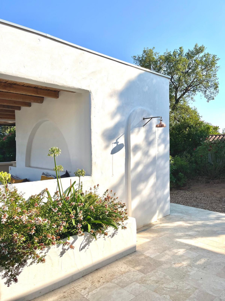 POOL HOUSE  avec la douche extérieure dessinée par Caroline Burget