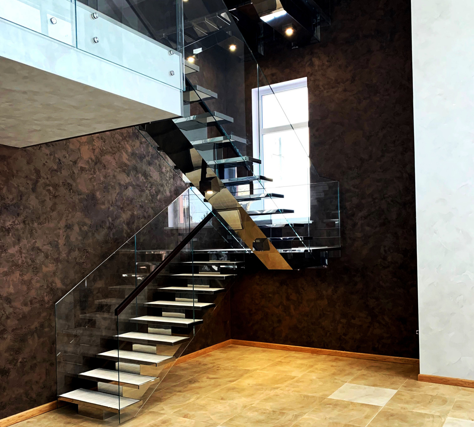 Лестница из нержавейки и стекла