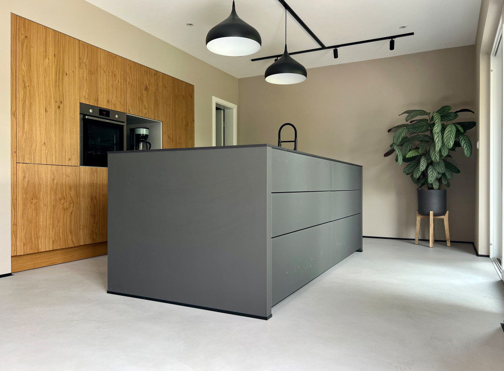 Mid-sized modern kitchen in Cologne with concrete floors and grey floor.