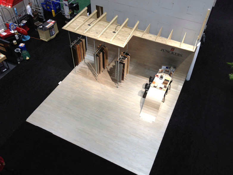 Массивный паркет на полах, стенах и потолке!