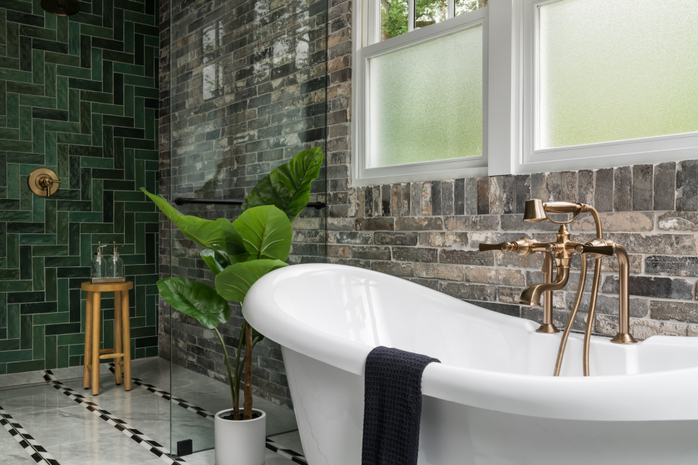 Inspiration för en-suite badrum, med ett fristående badkar och grå väggar
