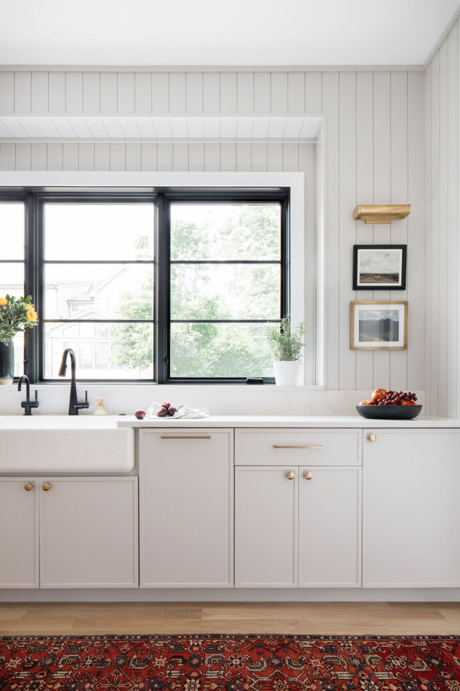 Esempio di una grande cucina con lavello stile country, ante in stile shaker, top bianco, ante grigie, paraspruzzi grigio, paraspruzzi in perlinato e parquet chiaro