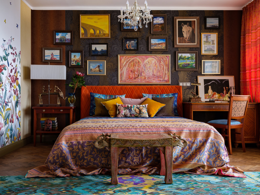 Diseño de dormitorio principal bohemio pequeño sin chimenea con paredes multicolor, suelo de madera oscura, suelo marrón y papel pintado