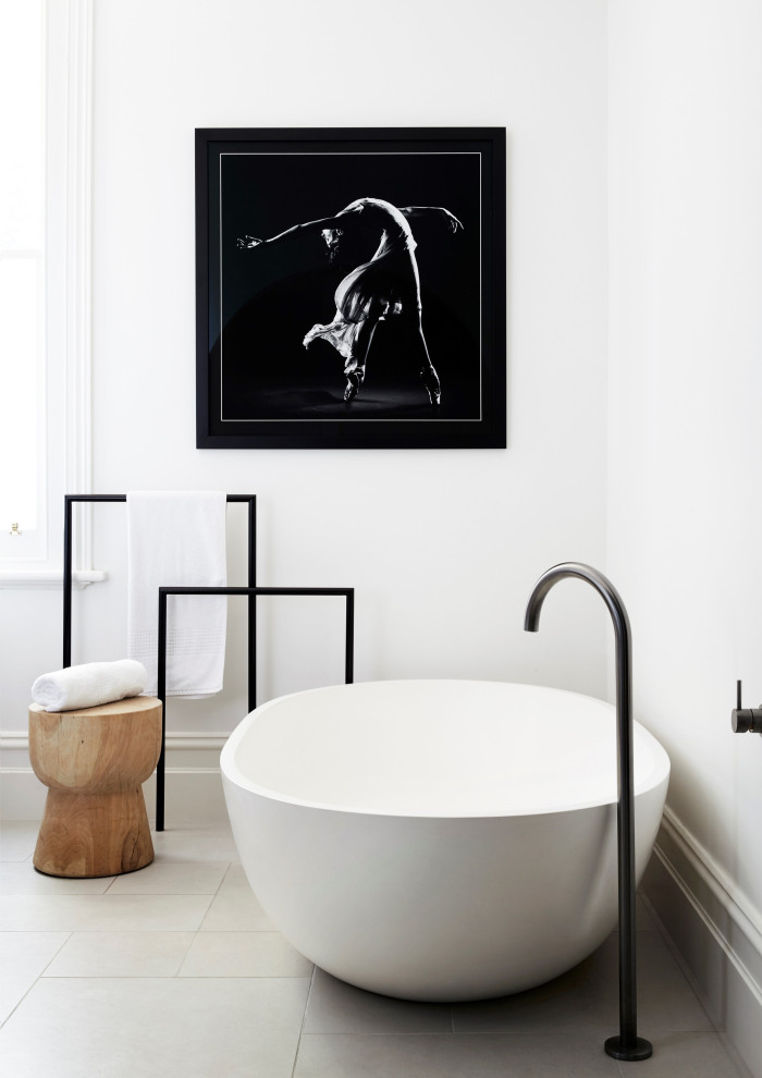 Foto de cuarto de baño contemporáneo con bañera exenta y paredes blancas