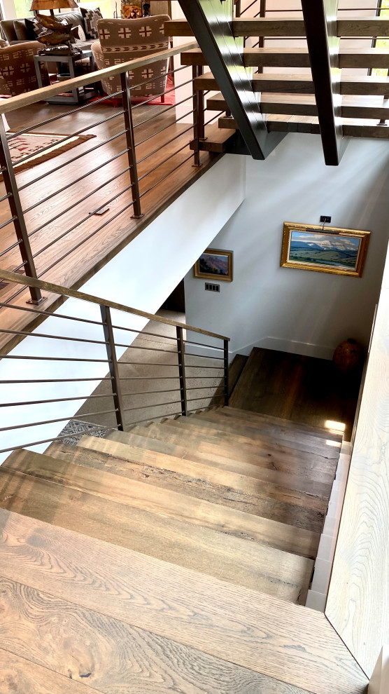 Стильный дизайн: лестница в стиле модернизм с деревянными ступенями и металлическими перилами - последний тренд